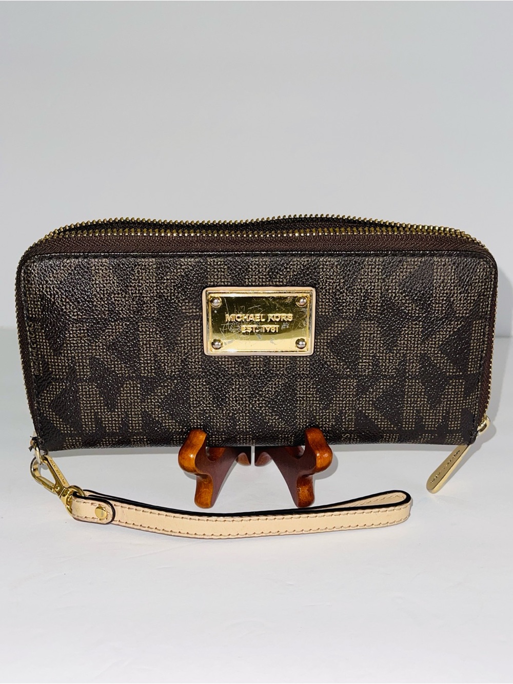Michael Kors Jet Set Signature Continental Wristlet Wallet Brown Monogram Plaque